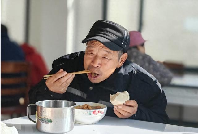 年纪越大, 越要控制吃饭? 医生建议: 70岁后, 吃饭保持这6个习惯