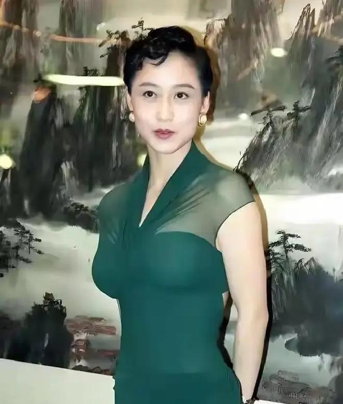 1990年，我拒绝了成龙的电影邀约。转身接住了李连杰递来的合约——一份“卖