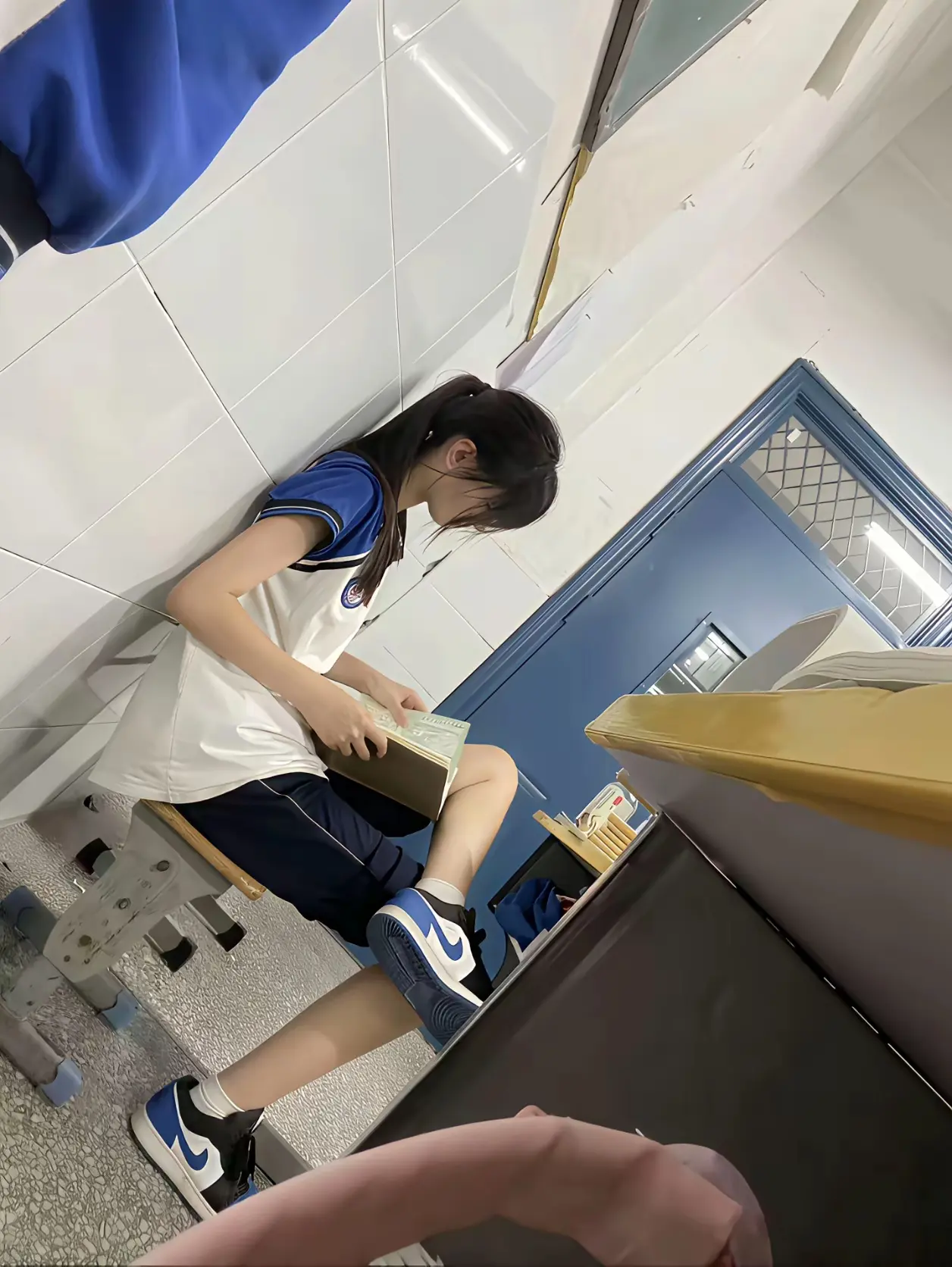 最后一排的女生，又是谁的青春？