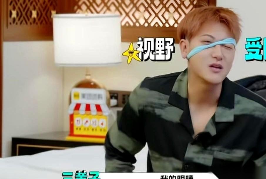 黄子韬眼睛被个圈勒得不行，疼得直抽气。他冲着旁边的于洋喊：“我好难受，帮我一下