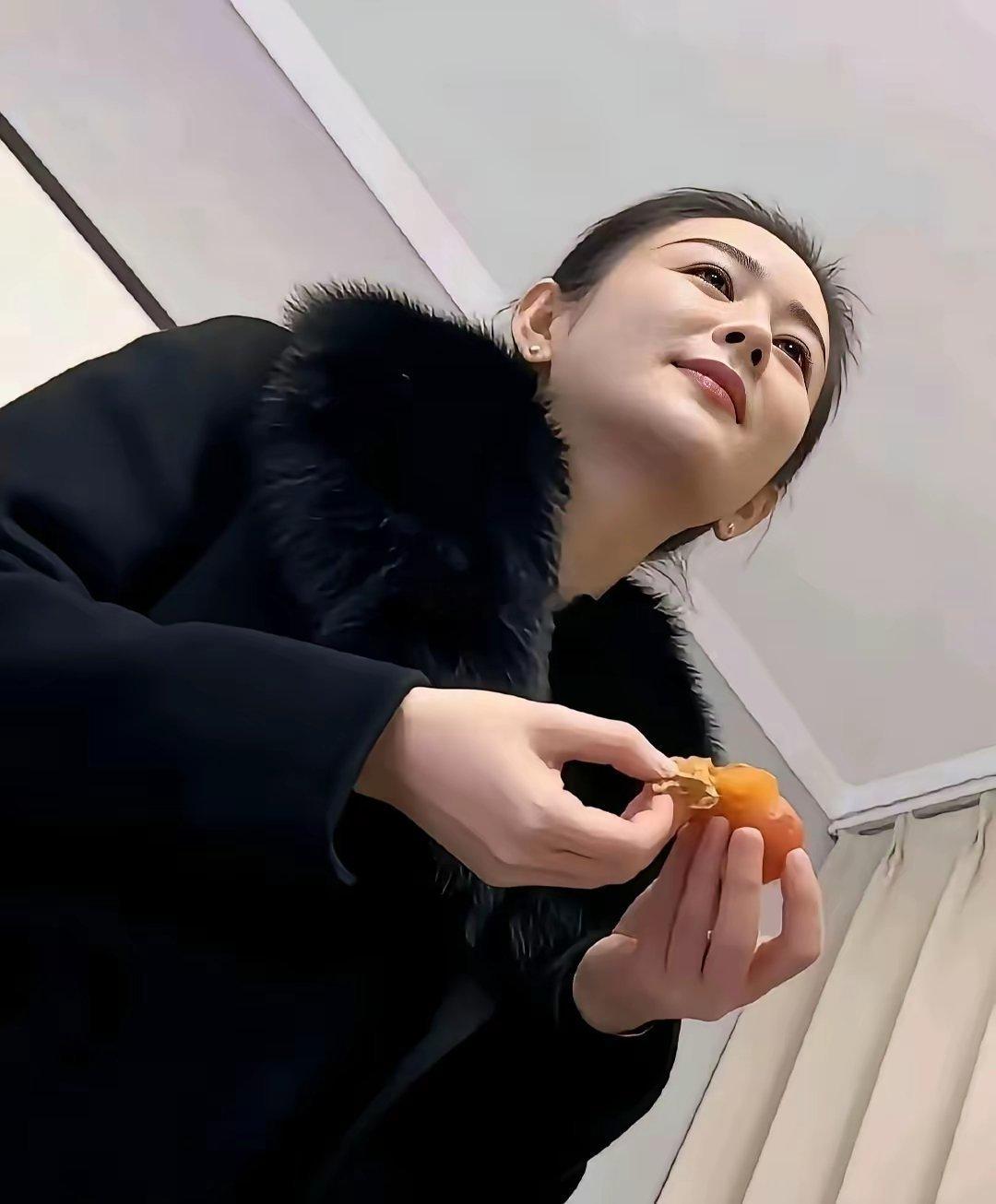 老婆这么漂亮，这么有气质一天到晚能踏实上班吗？​​​