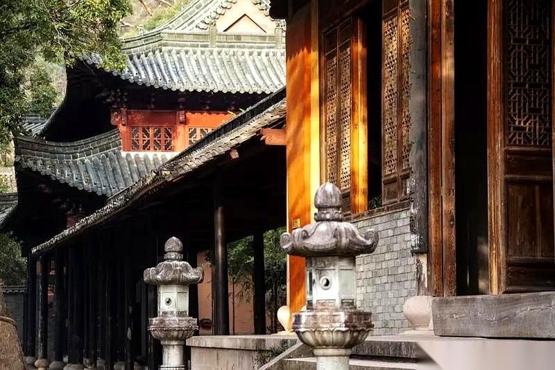 我跟你说个事儿，你可别嫌我激动。庐山，就是我们从小背诗那个“不识庐山真面目”的