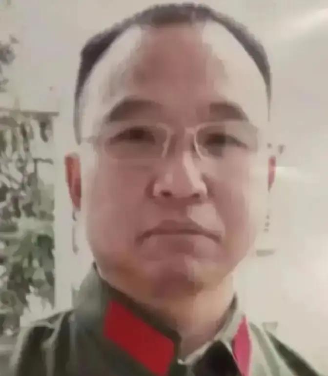 1984年，战士李陶雄不幸中弹殉国。运送灵柩前往安葬地的路上，遗体两次从车辆滑
