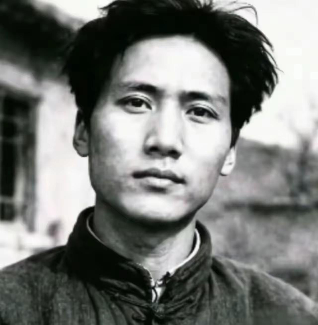 分享那些年的老照片伟大领袖毛主席不同时期的照片。