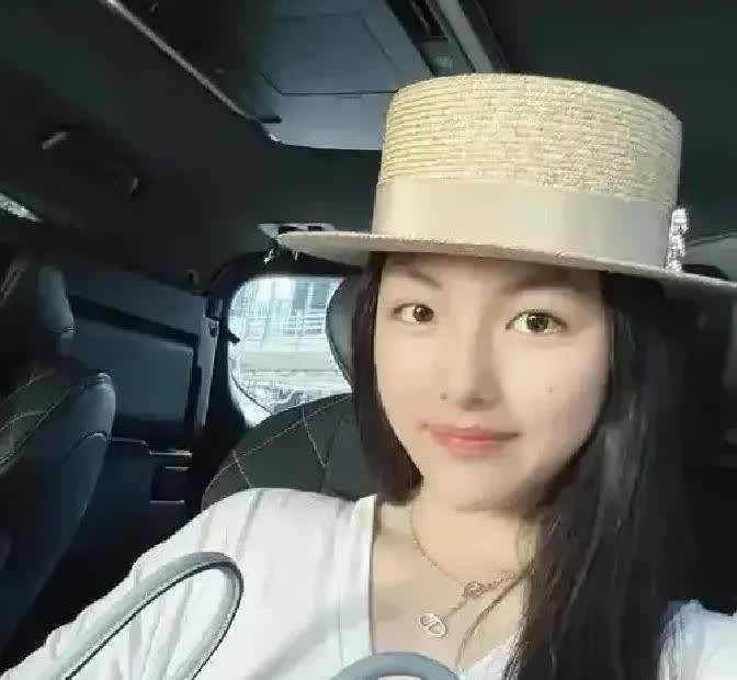 高晓松当年在节目上调侃说要追王诗龄，全网笑话他不正经。李湘脸都绿了。可你看看