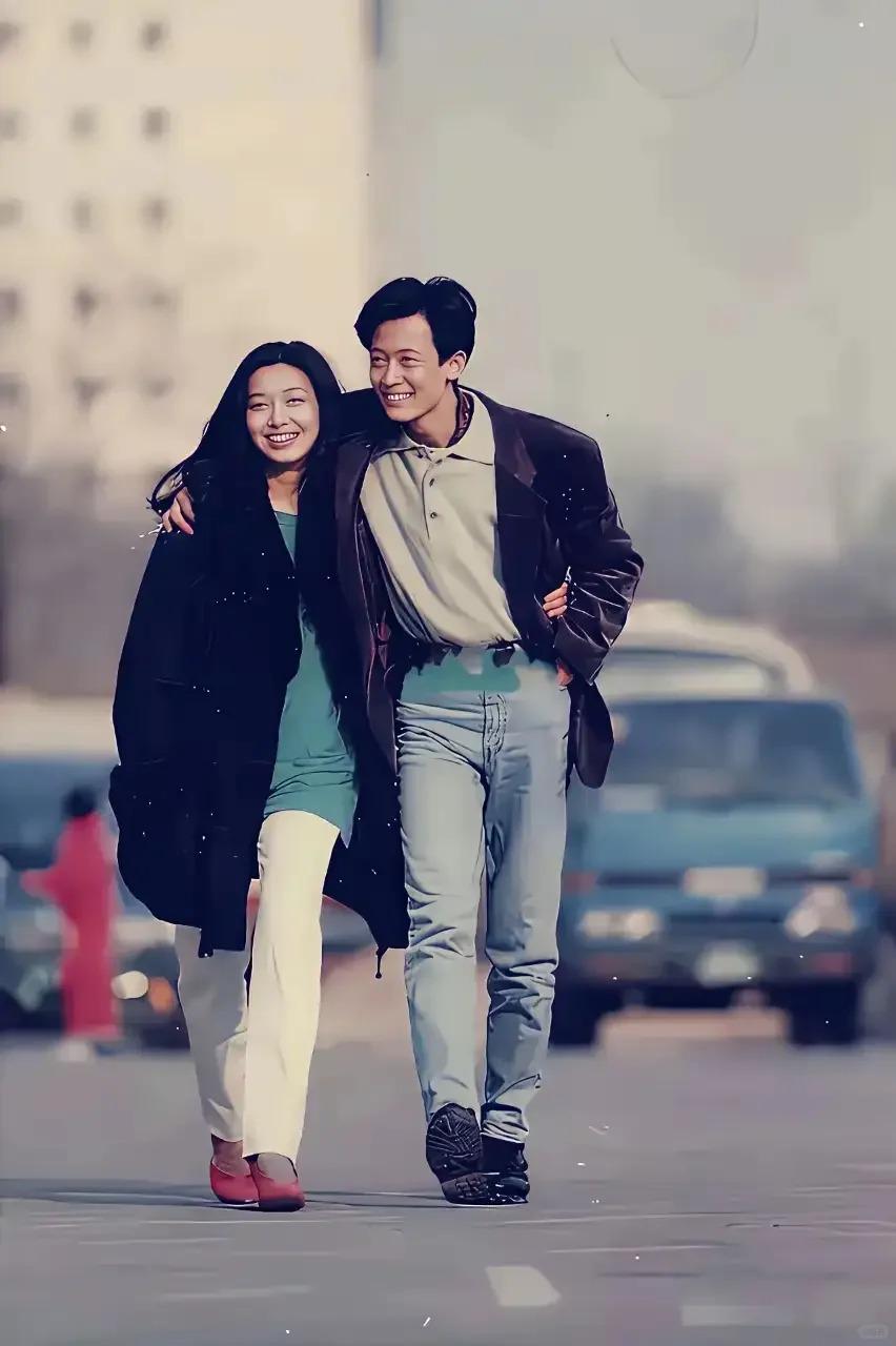 30年后，王志文与姜珊再同框，依旧是夫妻感拉满~~当年《过把瘾》中两人的造型简约