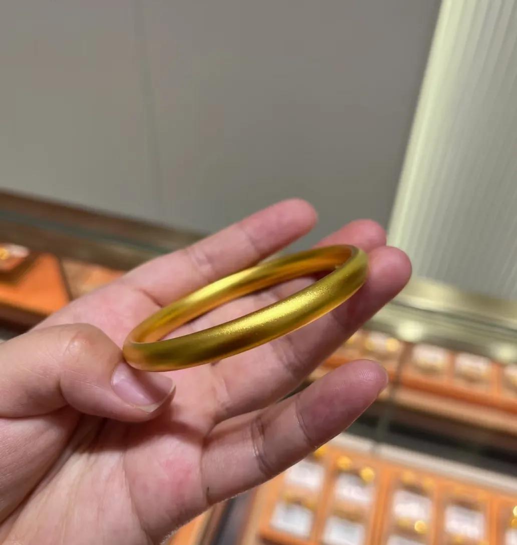 心都在颤！金价太离谱了！8月2日看个58克的金镯子，光金价就5万7，算上