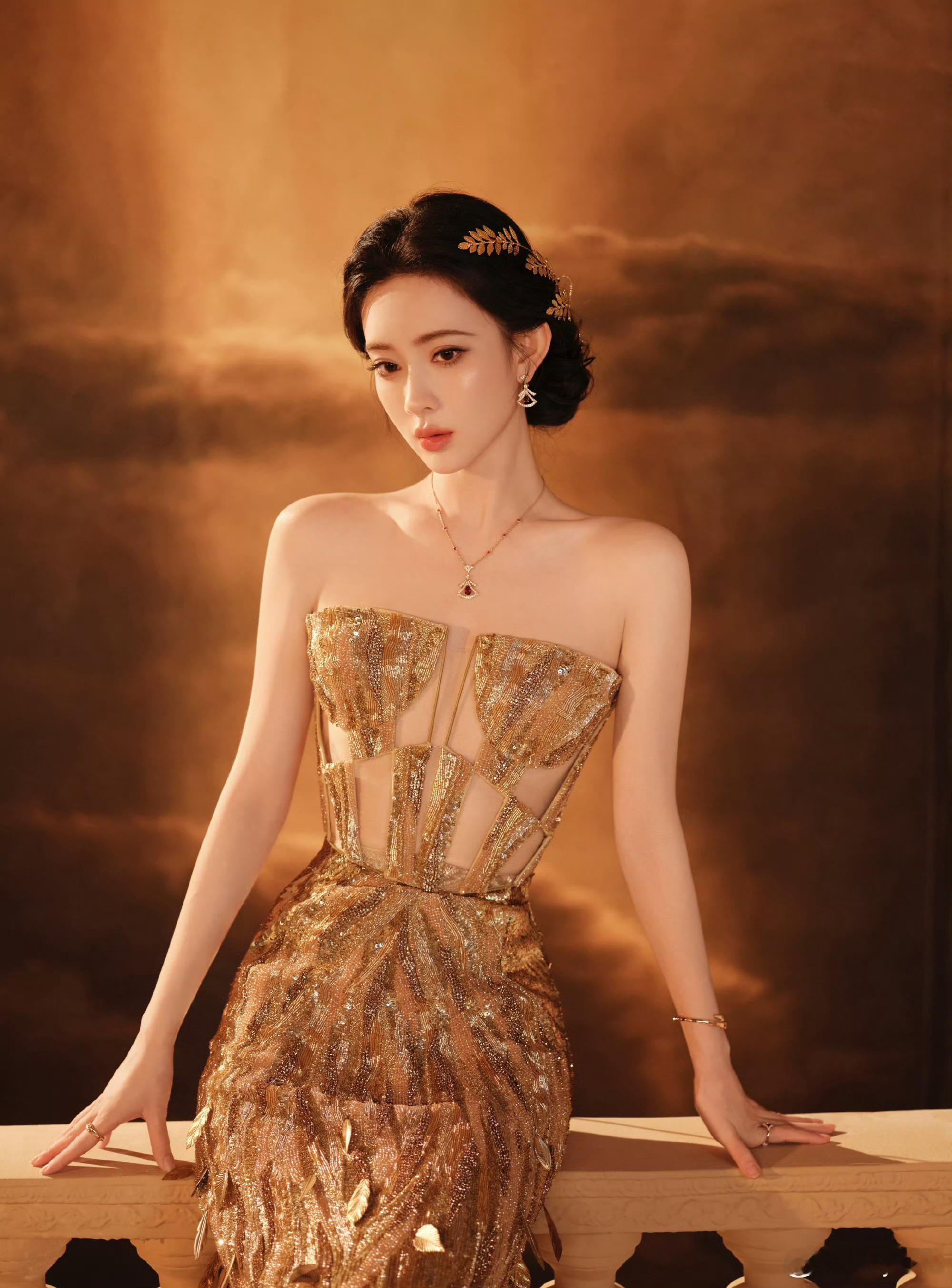 孟子义金叶裙孟子义浮光金叶裙孟子义金叶裙造型真的很惊艳啊！！孟子义星光大赏出