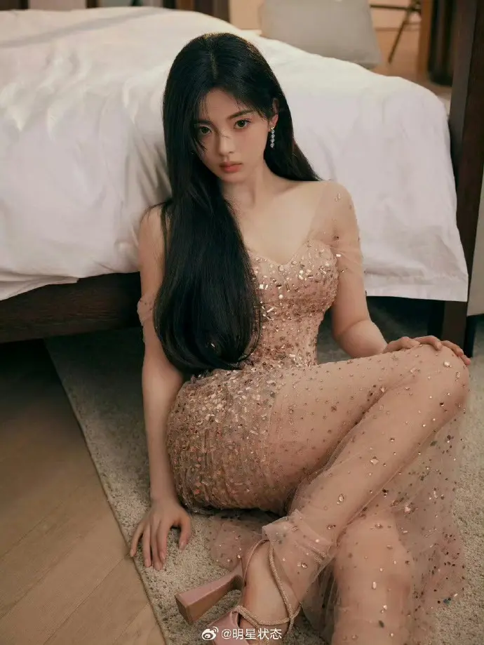 杨超越这个身材越来越接近关晓彤了