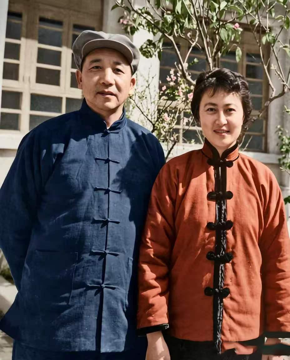 1967年昆明，秦基伟将军一张罕见便装照。他53岁，时任昆明军区司令员