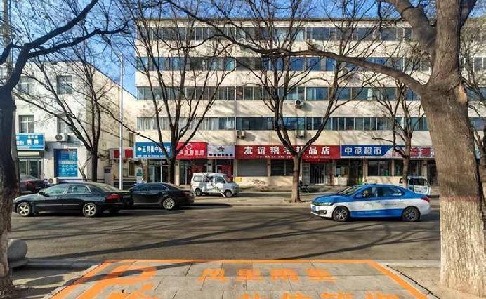 山西高平街头最近多出这么一幕暖人景：那些每天顶着太阳或淋着雨送餐的外卖小哥，终于