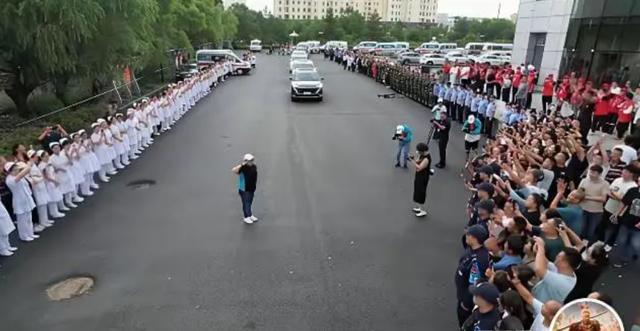 韩红老师这公益排场真的好大好隆重啊。道路一边整齐站着医护人员，另一边是执勤