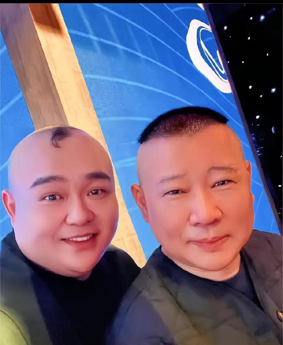 德云社高管杨鹤通真是太敢说了！昨天杨鹤通直播时表示：现在能扛相声大旗的不是只有德