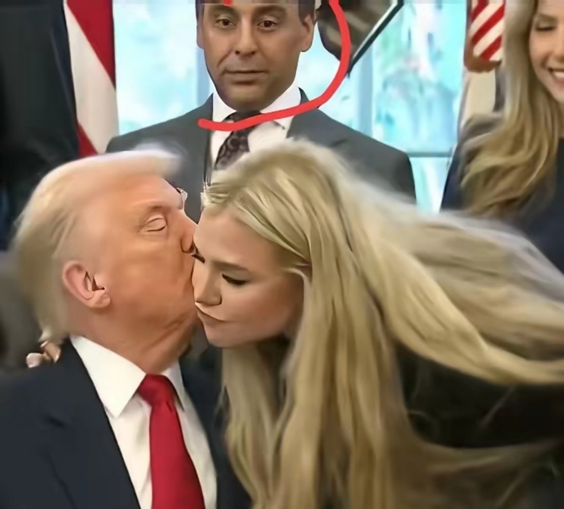 特朗普是一点也不避讳啊！！在任命驻印度大使的仪式上，他签完字后，忽然无缘无故亲吻