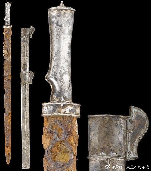 萨珊王朝被阿拉伯哈里发灭掉后，所有波斯人的信仰从琐罗亚斯德教（祆教）改信伊斯兰教