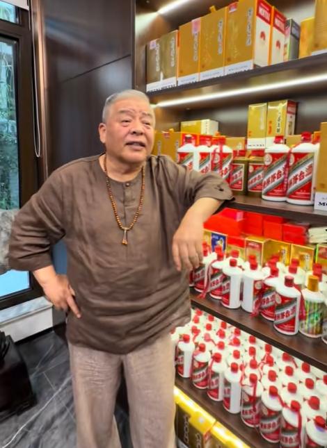 又是“惠侄儿”的一天？相声演员刘惠与演员刘亚津碰面聚餐，俩人上来就相互捧，一个喊