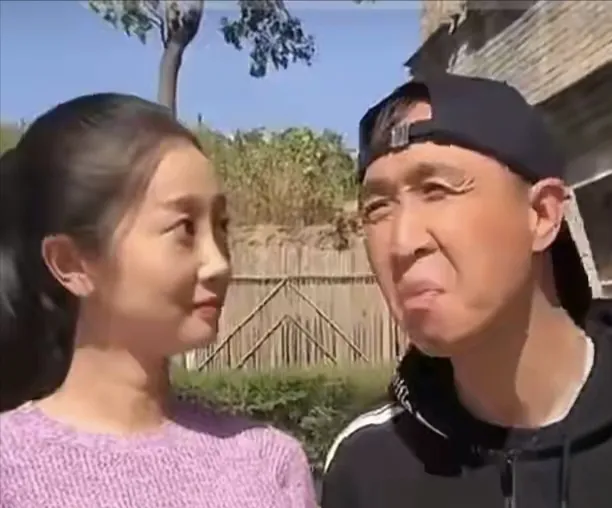 56岁的韩兆回石家庄井陉老家，没有豪车开道像个寻常的干瘪老头最近，56岁的演员