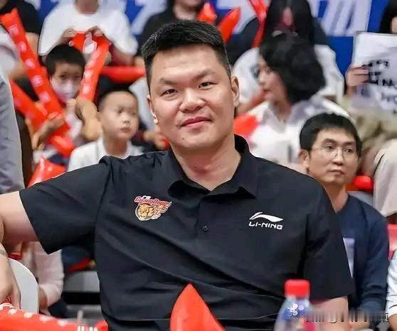 西热力江举杯调侃：“我大哥朱总也‘失业’了，本想让他给找份工，现在咱哥俩算凑一对