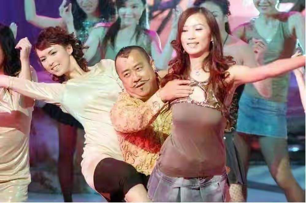 曾志伟一生自诩风流，喜欢与女明星搞互动亲密，举止暧昧，没想到有一天自己却在风流暖