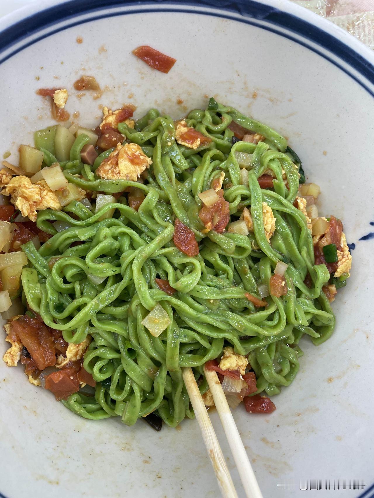 这一碗加了大鸡腿的干拌面下肚，感觉今一天都不用吃了[大笑]