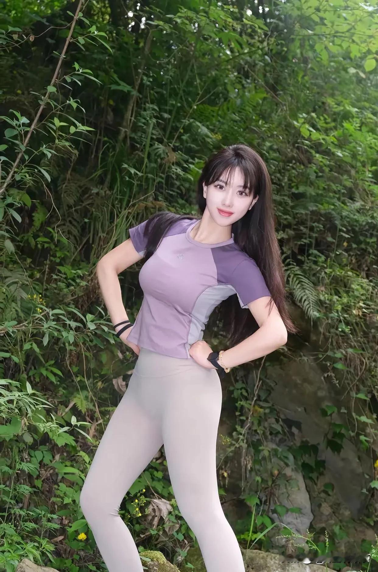 紫色运动服爬山太美了