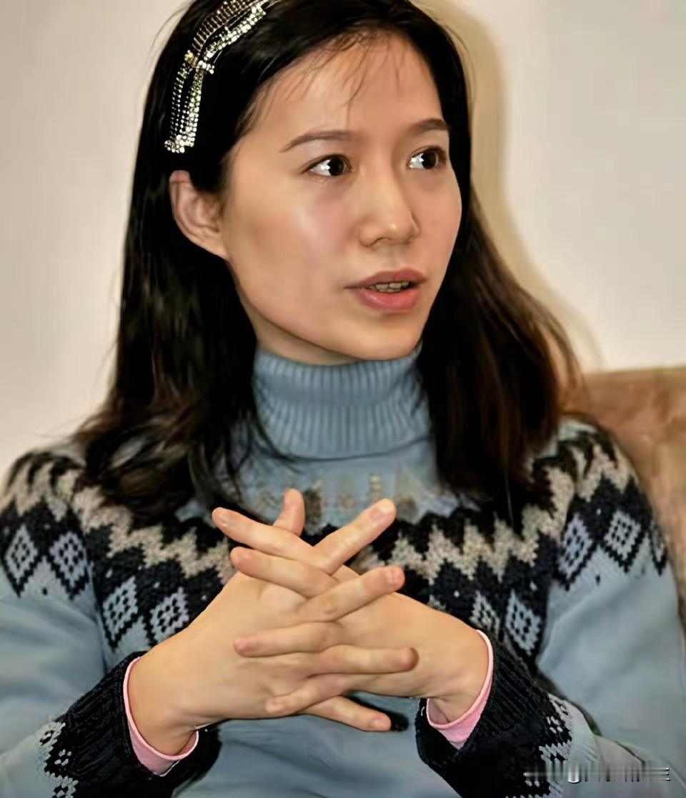 翁帆的选择让人肃然起敬！她离开住了二十年的家，带走的只是三十四箱手稿。杨