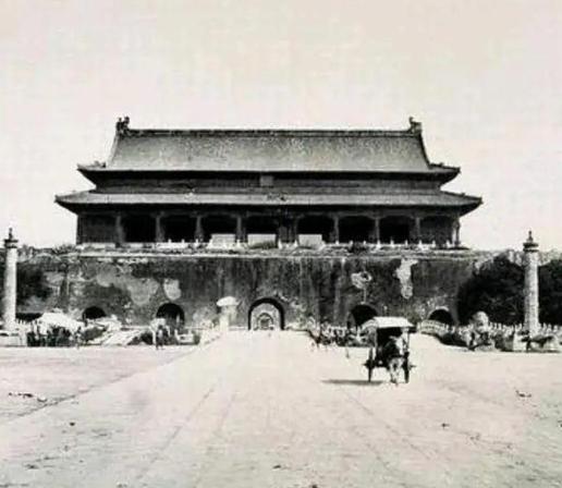 1970年春天的北京，拆除到天安门城楼最高处脊瓦的工人停下了手里的活。当6