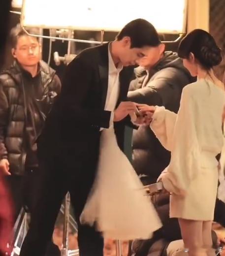 田曦薇胡一天新剧求婚路透也太甜了吧，温柔灵动的林知夏和帅气苏感的江逾白，这记拥吻