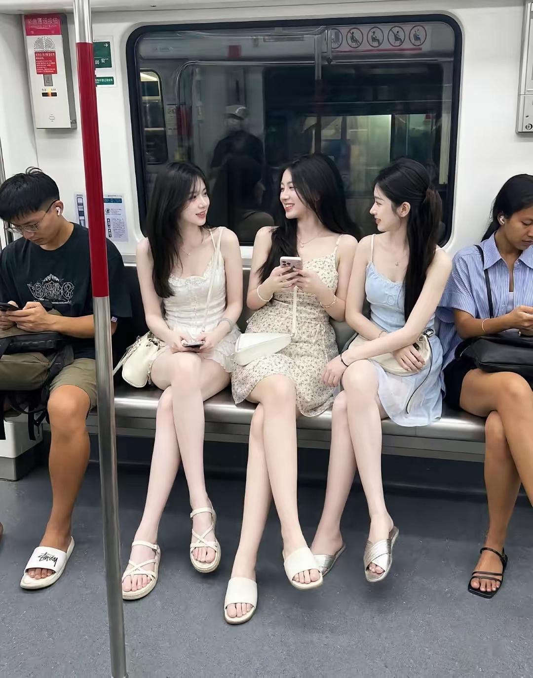 今天在地铁里遇见三个女生，皮肤白的让人诧异，怎么做到那么白的？是不是全身涂了那
