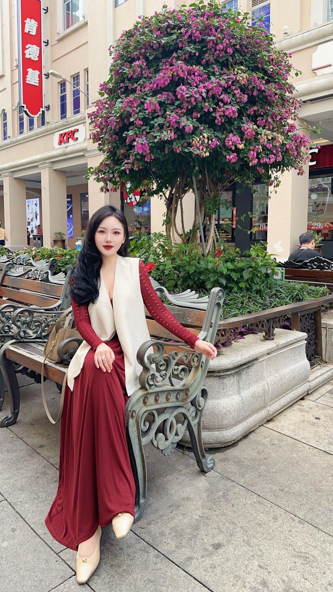 优雅红裙与白色背心，花树下的浪漫时光🌸👗