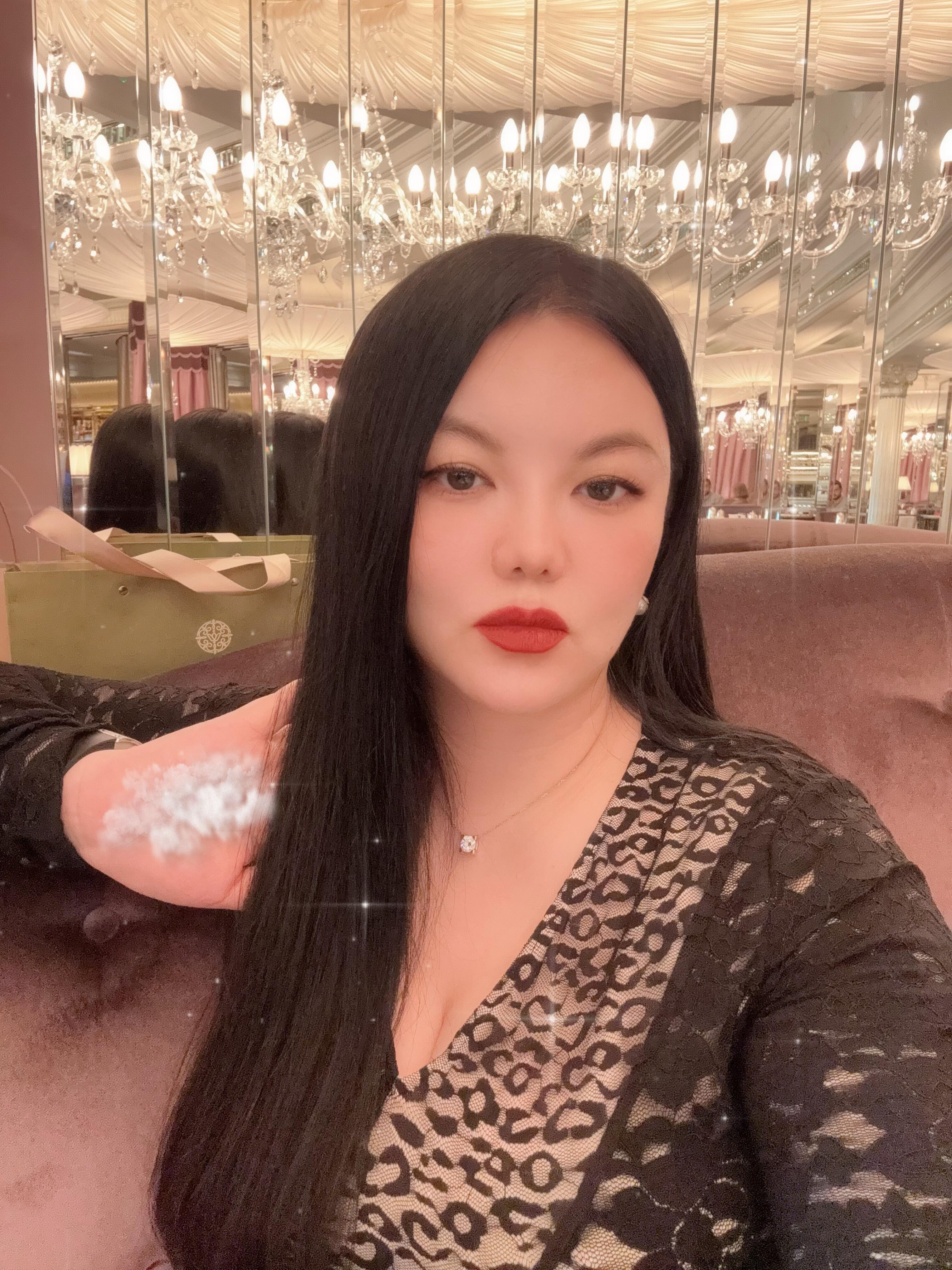 李湘放松享受惬意生活❗️有意思的是晒照给手掌打了码，富婆姐姐是懂保护隐私的！[允