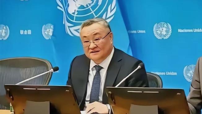 欠了46亿美元会费的美国，眼睁睁看着中国代表傅聪接过安理会主席的槌子。美国欠