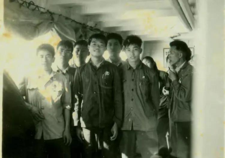 【老照片】图一，1969年，从广州到海南岛的红卫轮上，一群那个时代的稚嫩少年，怀