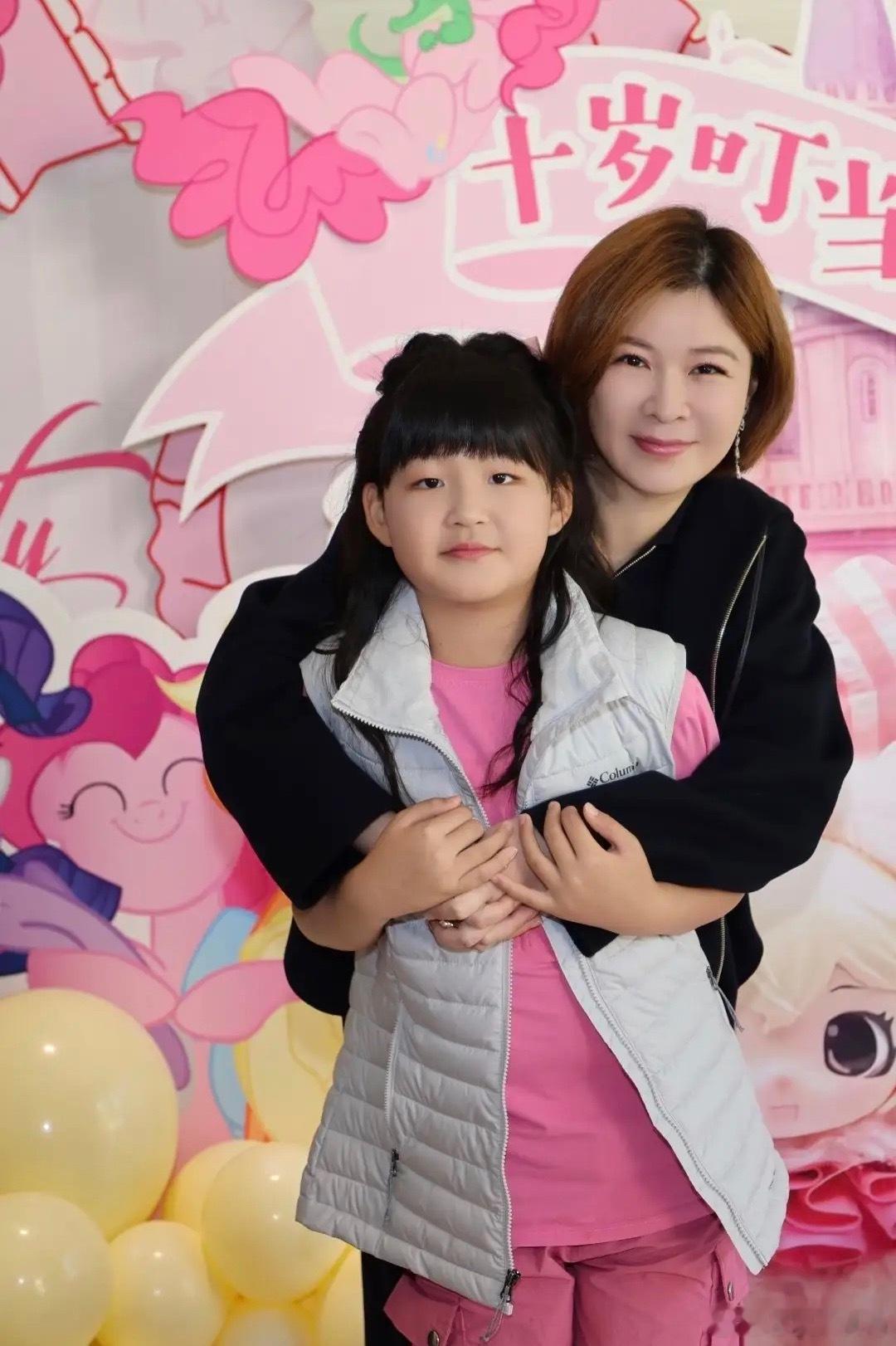 杜华的二胎女儿叮当长那么大了，母女俩牵手同框，圆脸一模一样，杜华给孩子办10岁生