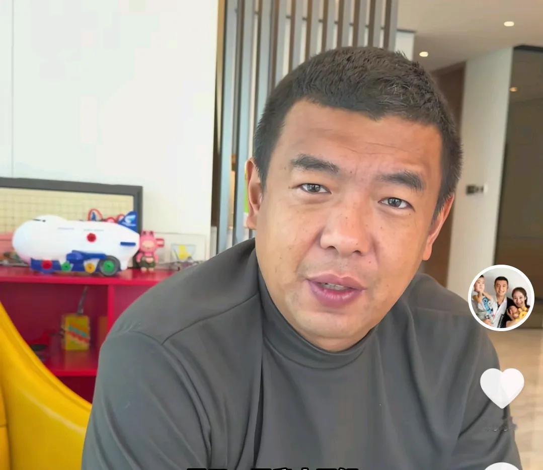 前国脚徐亮认为，国足新任主帅邵佳一为人比较正直。他在直播时谈到，邵佳一是他的前