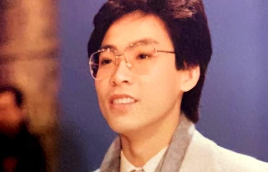 1980年，张明敏唱完《我的中国心》后，被香港乐坛除名。正当他心灰意冷准备回电子