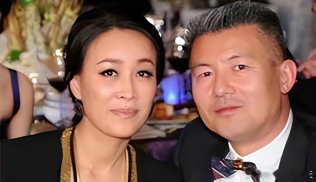 那英和老公在英国一起逛街，手挽着手，岁月静好。因为女儿在国外留学，所以夫妇两个人
