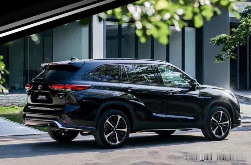 这两台车是“亲兄弟”，三大件（发动机、底盘、混动系统）几乎一样，核心区别在于“面