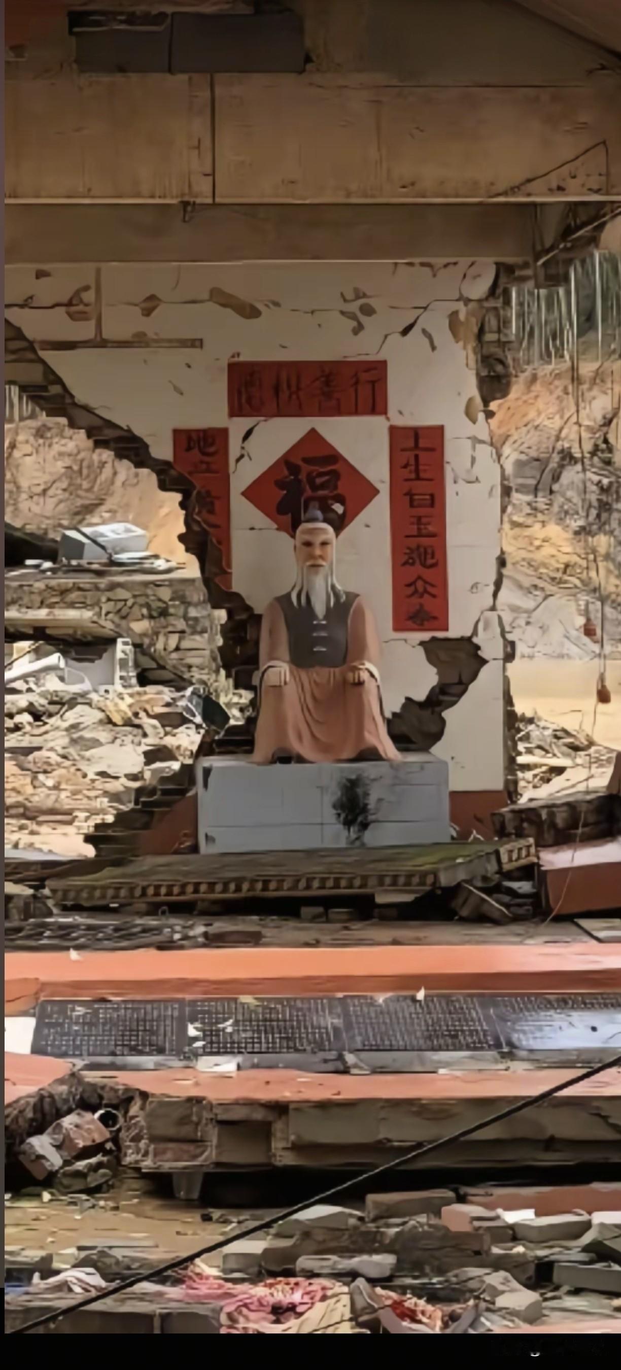 而土地神像却稳稳的坐着，很多东西可以不信，但一定要有敬-民俗视角：殿裂像