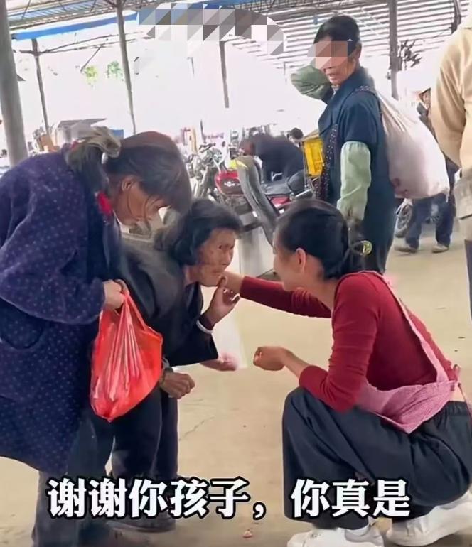 善恶一眼分明！佛山菜市场最戳心反差爆火全网，2元零钱遭当众羞辱，一善一冷看尽人间
