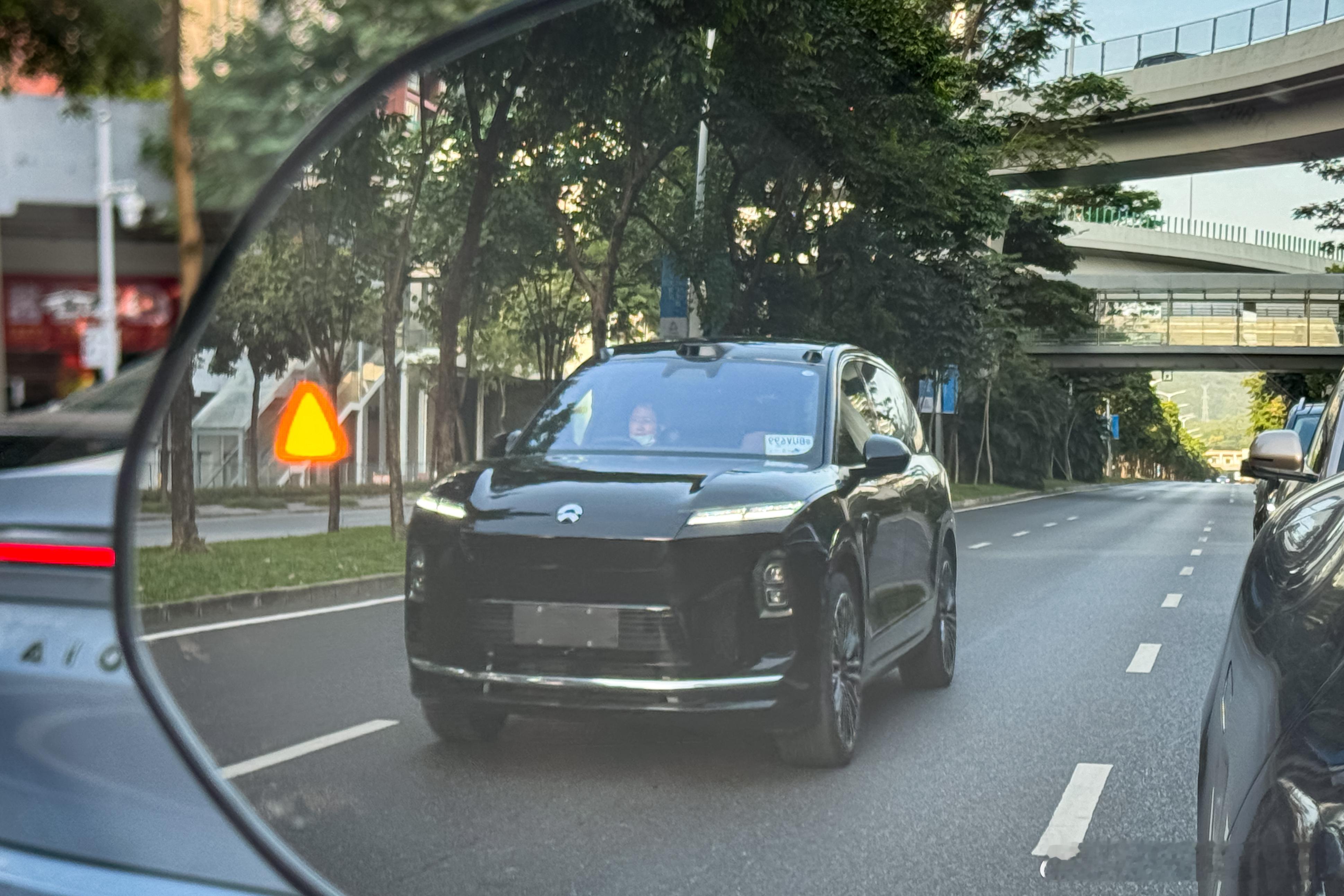 路上全新蔚来ES8也慢慢多起来了。转头就看到了图二的晶钻日间行车灯，质感确实有