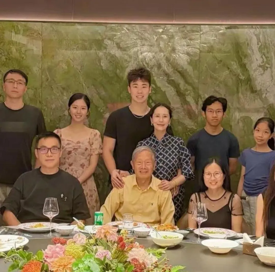 海清带19岁儿子和长辈们一起聚餐，她的打扮老气，脸部素颜，脸色看起来好憔悴！