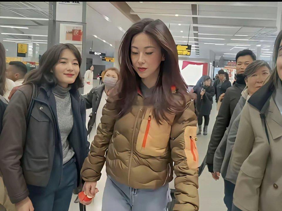 朱珠长的漂亮的眼光不咋地，一件丑衣服两万块钱！