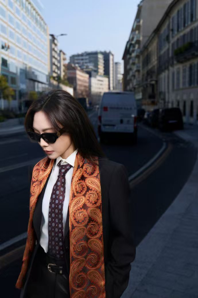 G社镜头下的王霏霏无滤镜下王霏霏米兰看秀生图曝光，G社镜头里她皮肤紧致，体态轻