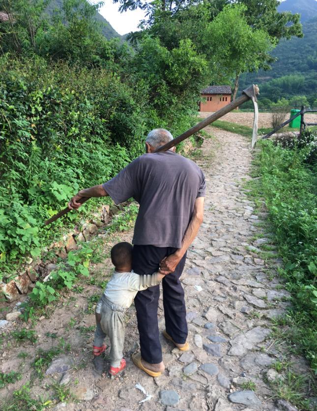老人哭着说：“我最感谢的就是我的儿媳。儿子触电去世时，她肚子里才怀着70天的