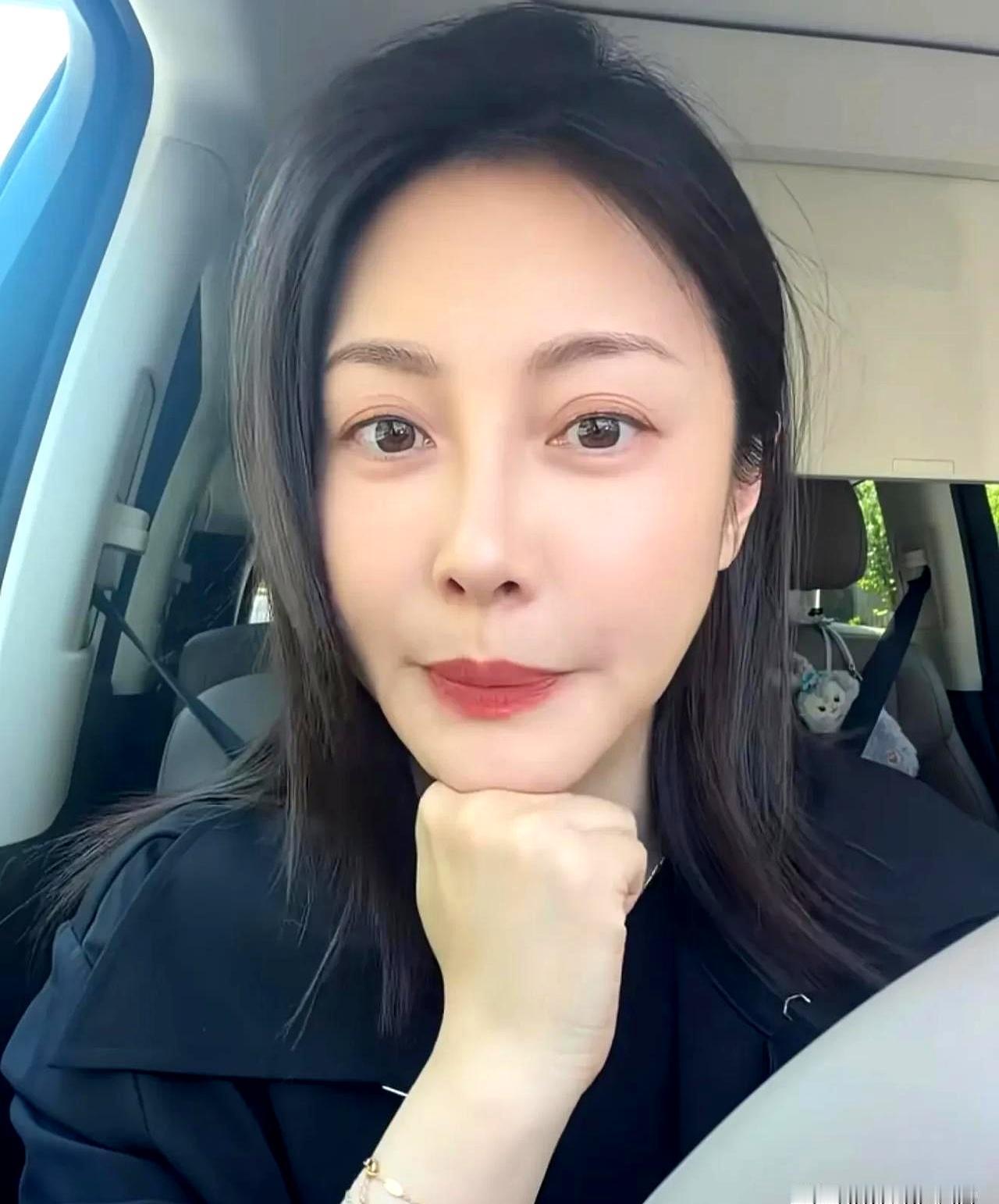 女明星炒股亏个底朝天，私信里居然涌入几百个大哥排队喊“我养你”？这年头，破产还