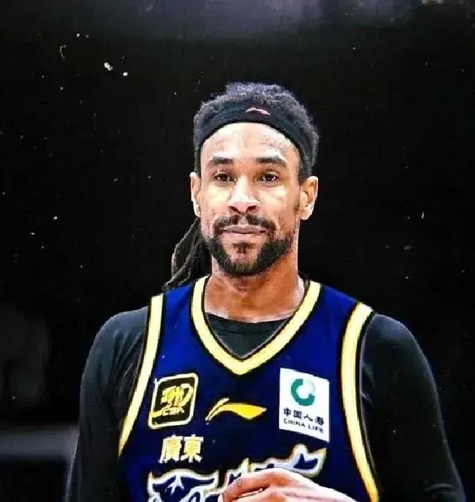 萨林杰在北控像公园里打太极的大爷，在广东却变猛兽。别急着骂“油”，先照镜子