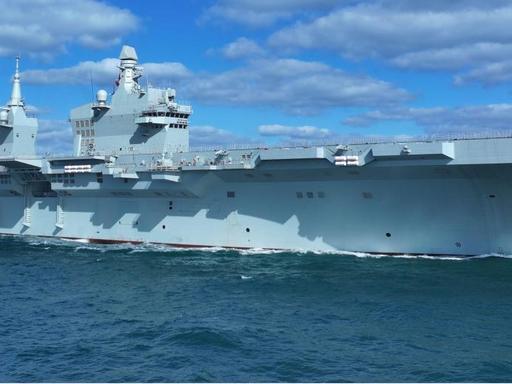 军事专家戴旭最近说了句大实话，极其扎心。咱们航母下水，五代机满天飞，导弹快到没影