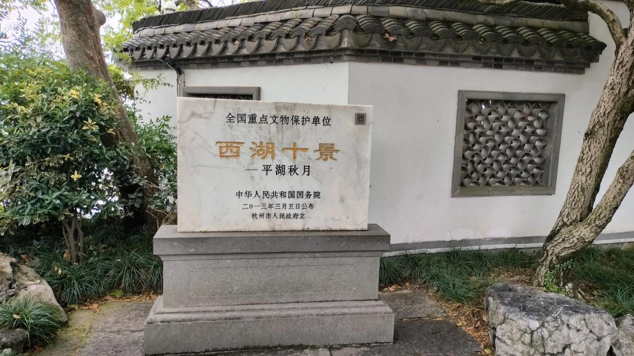 谚云：上有天堂，下有苏杭。杭州西湖真的有那么美吗？每年大概有3000万游人慕