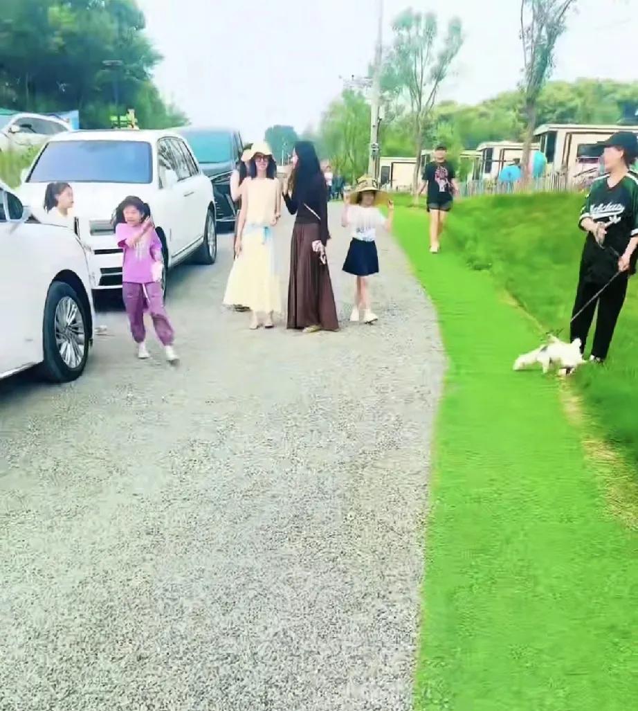 佟丽娅六一儿童节被偶遇，这也太瘦了吧，胳膊好细，像鲁豫似的，又瘦又矮，还很黑，身